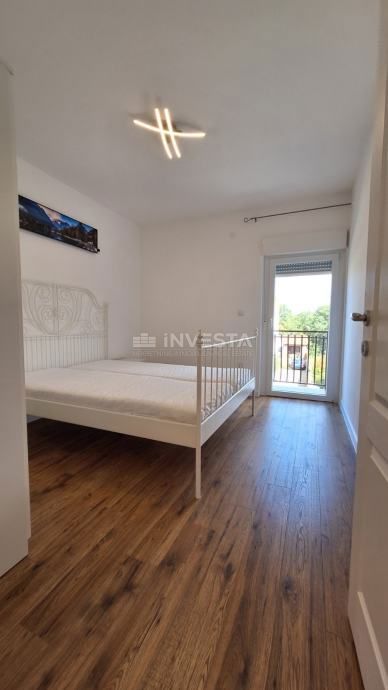 Poreč, stanovanje 100 m², tri spalnice, terase, parkirišče