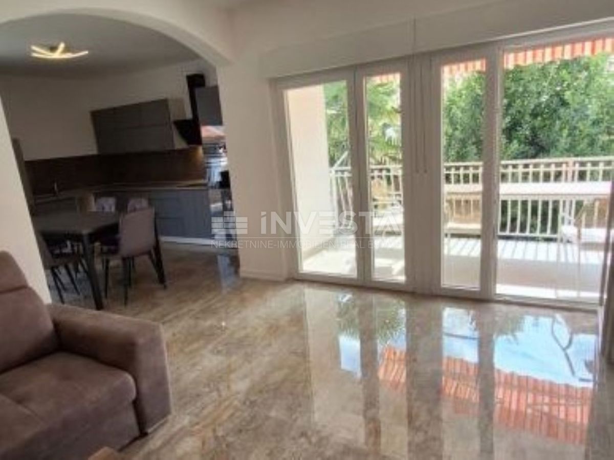 Poreč, stanovanje 100 m², tri spalnice, terase, parkirišče