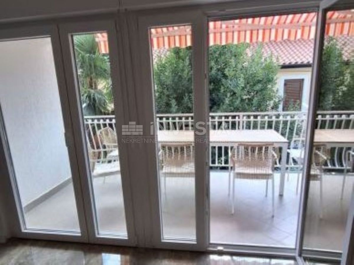 Poreč, stanovanje 100 m², tri spalnice, terase, parkirišče