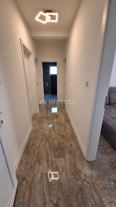 Poreč, stanovanje 100 m², tri spalnice, terase, parkirišče