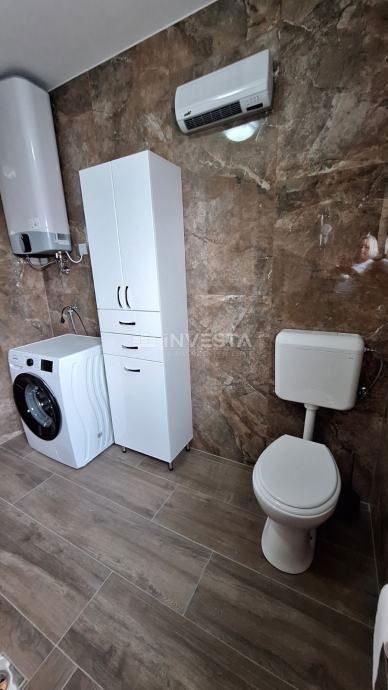 Poreč, stanovanje 100 m², tri spalnice, terase, parkirišče