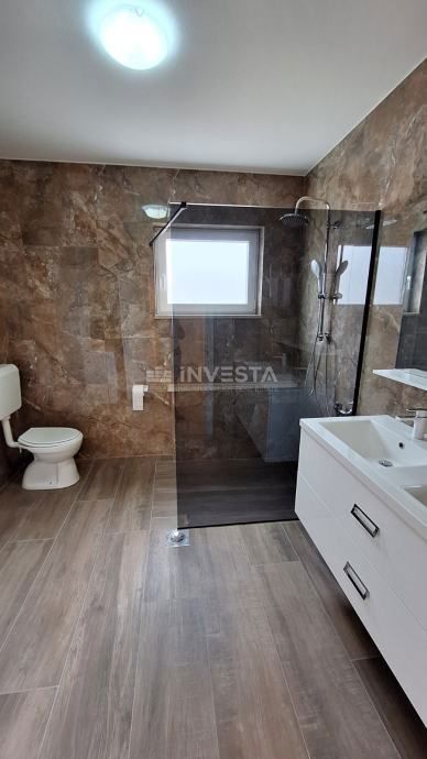Poreč, stanovanje 100 m², tri spalnice, terase, parkirišče