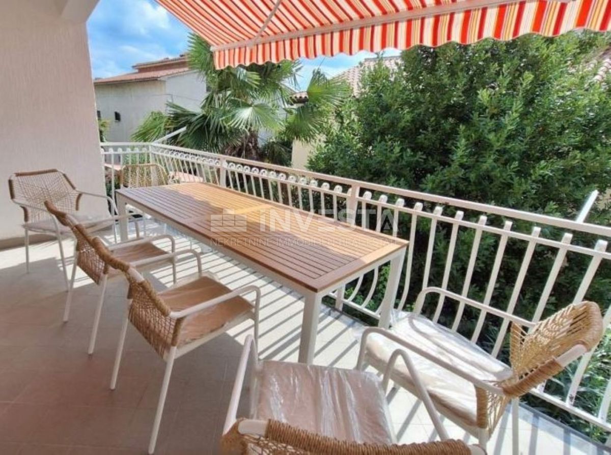 Poreč, stanovanje 100 m², tri spalnice, terase, parkirišče