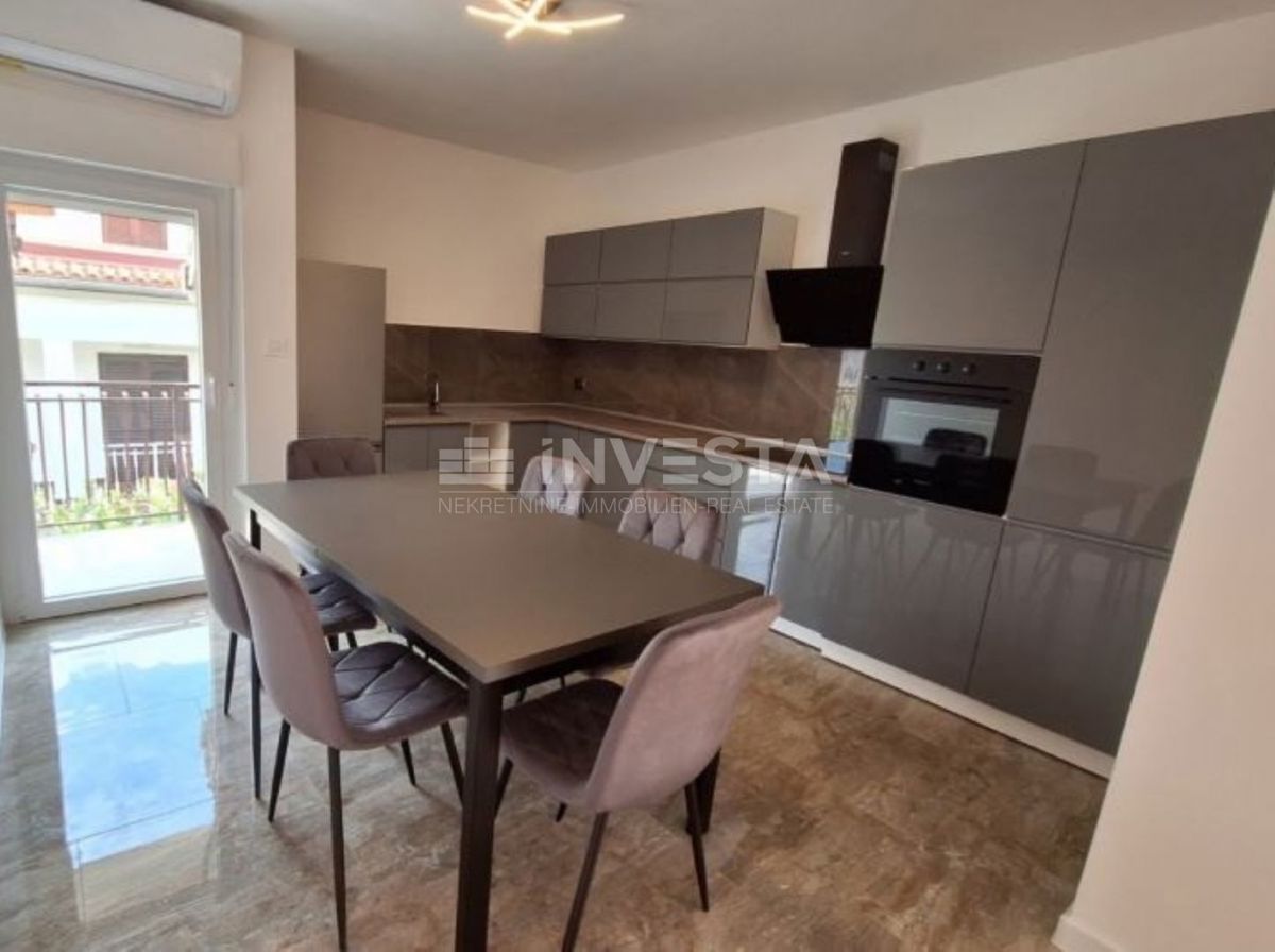 Poreč, stanovanje 100 m², tri spalnice, terase, parkirišče