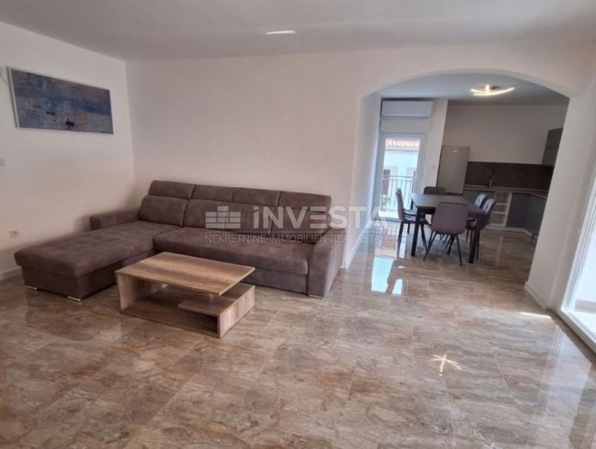 Poreč, stanovanje 100 m², tri spalnice, terase, parkirišče