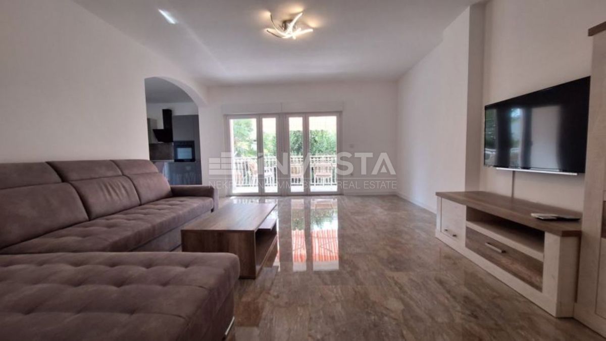 Poreč, stanovanje 100 m², tri spalnice, terase, parkirišče