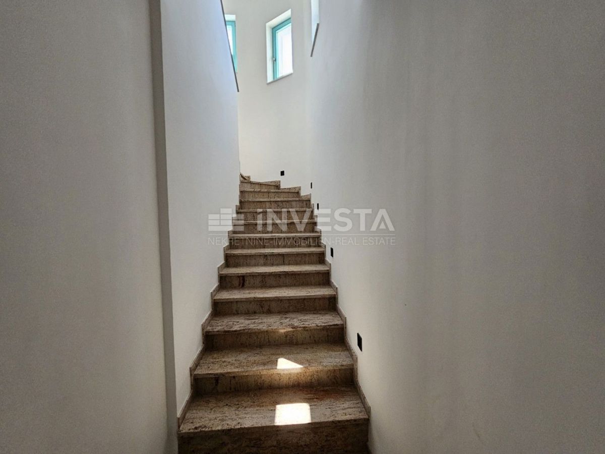 Barbariga, Vila v Toskanskem Slogu s Bazenom v Sredozemlju, Pogledu na Morje