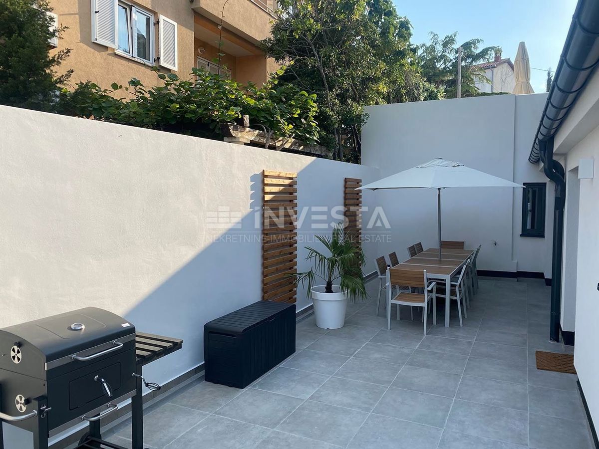 Premantura, luksuzno prostorno stanovanje 123m2 z vrtom in jacuzzijem
