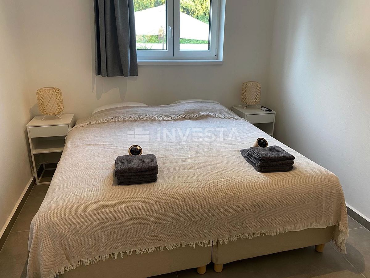 Premantura, luksuzno prostorno stanovanje 123m2 z vrtom in jacuzzijem