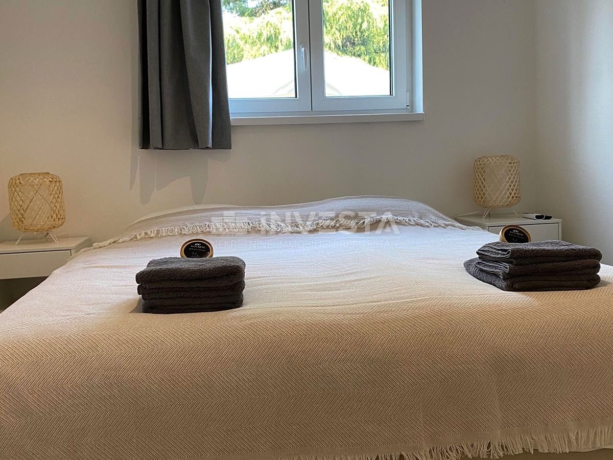 Premantura, luksuzno prostorno stanovanje 123m2 z vrtom in jacuzzijem