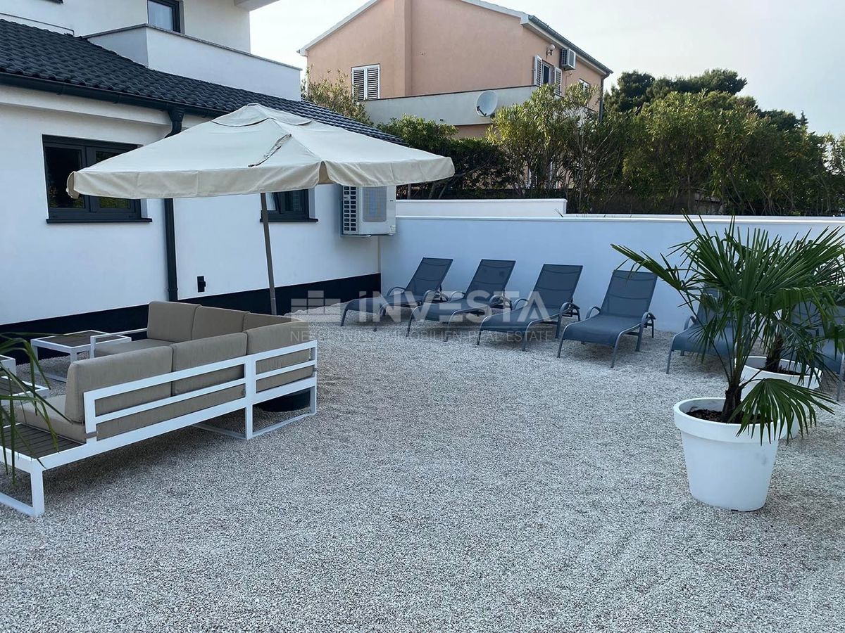 Premantura, luksuzno prostorno stanovanje 123m2 z vrtom in jacuzzijem