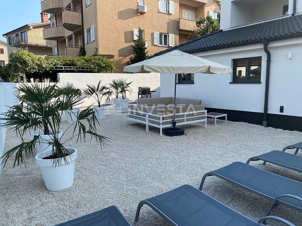 Premantura, luksuzno prostorno stanovanje 123m2 z vrtom in jacuzzijem