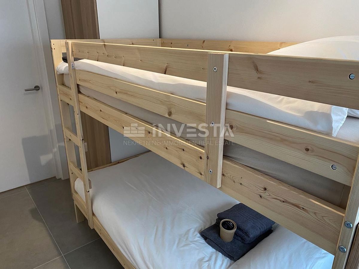 Premantura, luksuzno prostorno stanovanje 123m2 z vrtom in jacuzzijem