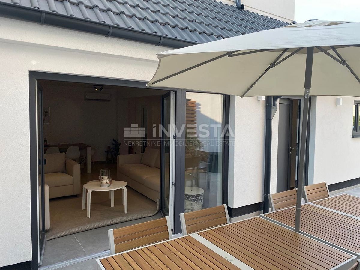 Premantura, luksuzno prostorno stanovanje 123m2 z vrtom in jacuzzijem