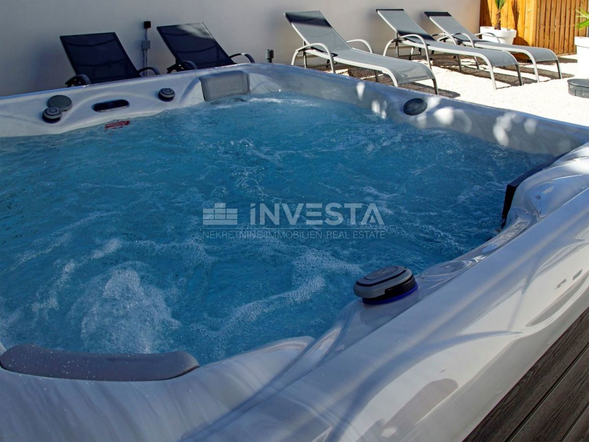 Premantura, luksuzno prostorno stanovanje 123m2 z vrtom in jacuzzijem