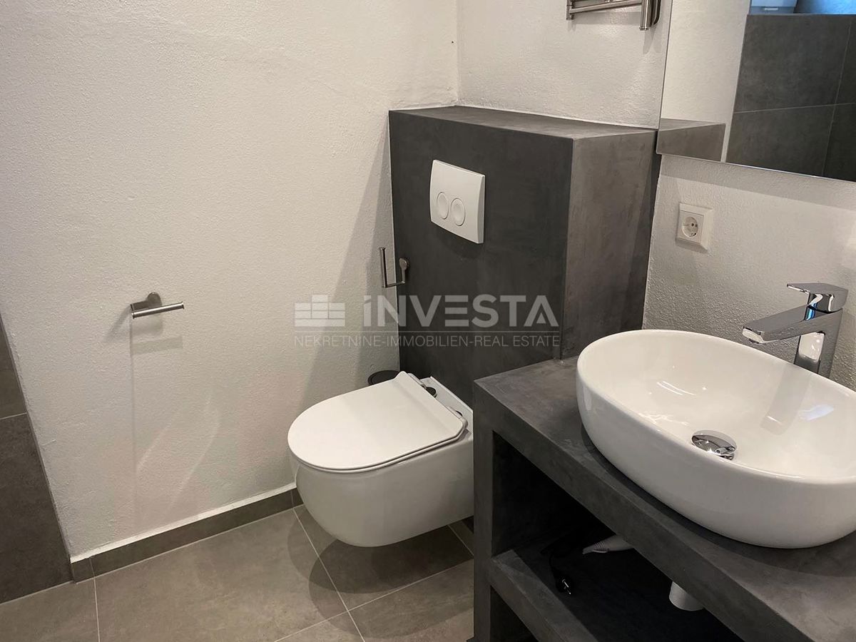 Premantura, luksuzno prostorno stanovanje 123m2 z vrtom in jacuzzijem
