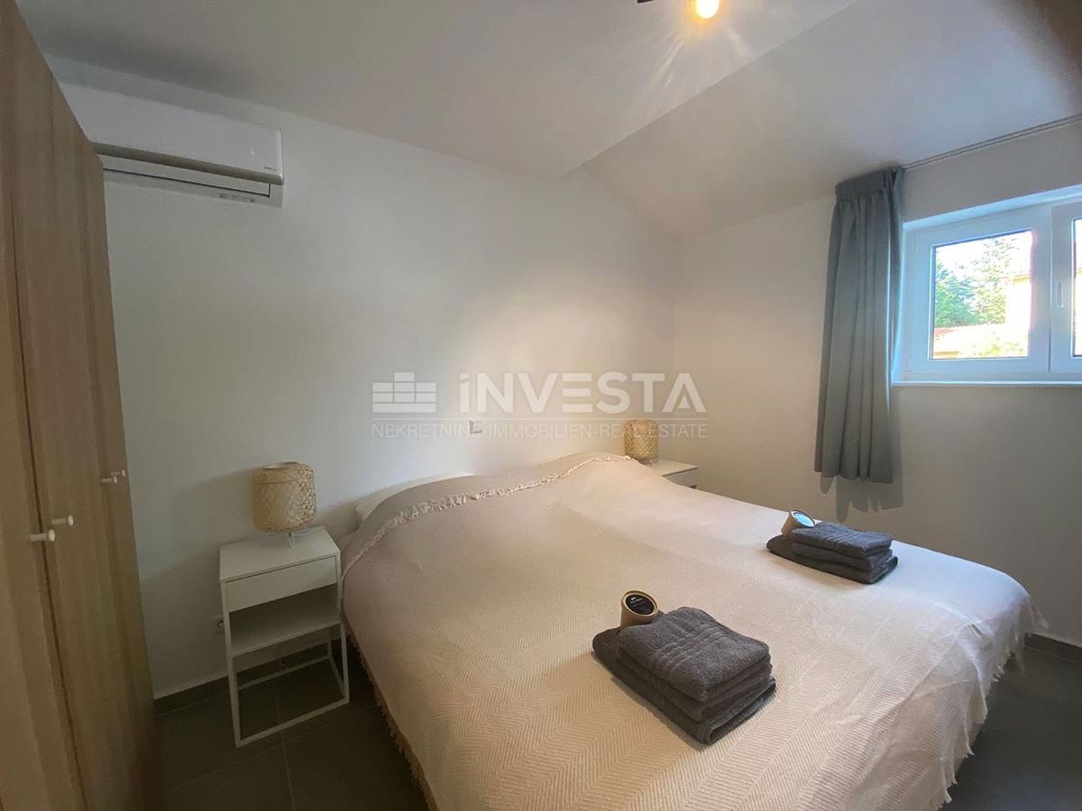 Premantura, luksuzno prostorno stanovanje 123m2 z vrtom in jacuzzijem