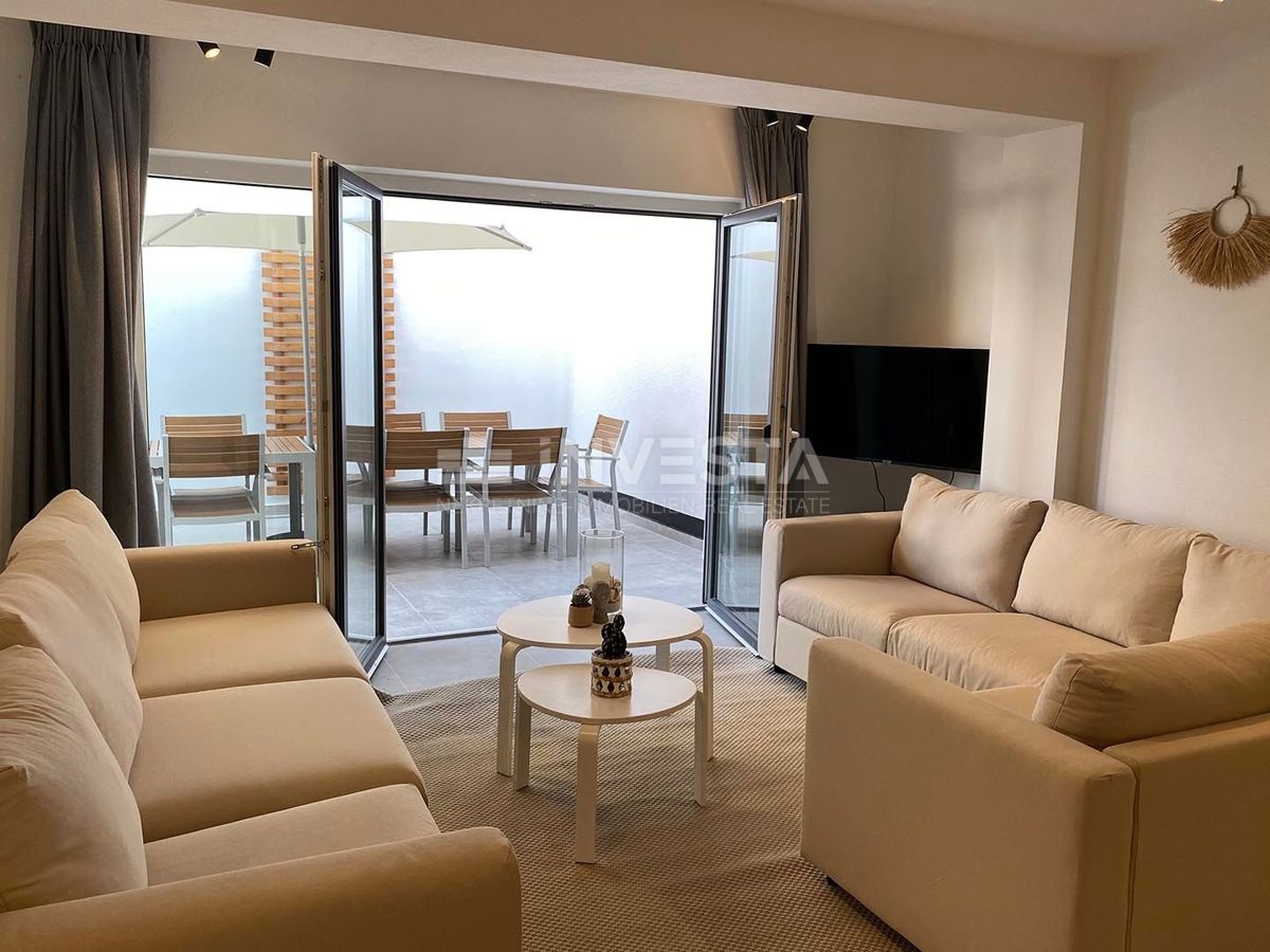 Premantura, luksuzno prostorno stanovanje 123m2 z vrtom in jacuzzijem