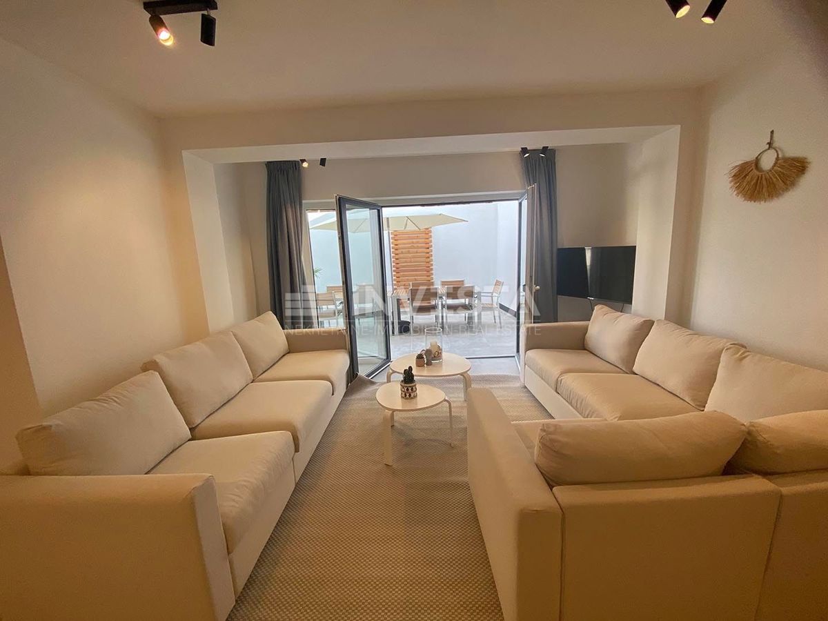 Premantura, luksuzno prostorno stanovanje 123m2 z vrtom in jacuzzijem
