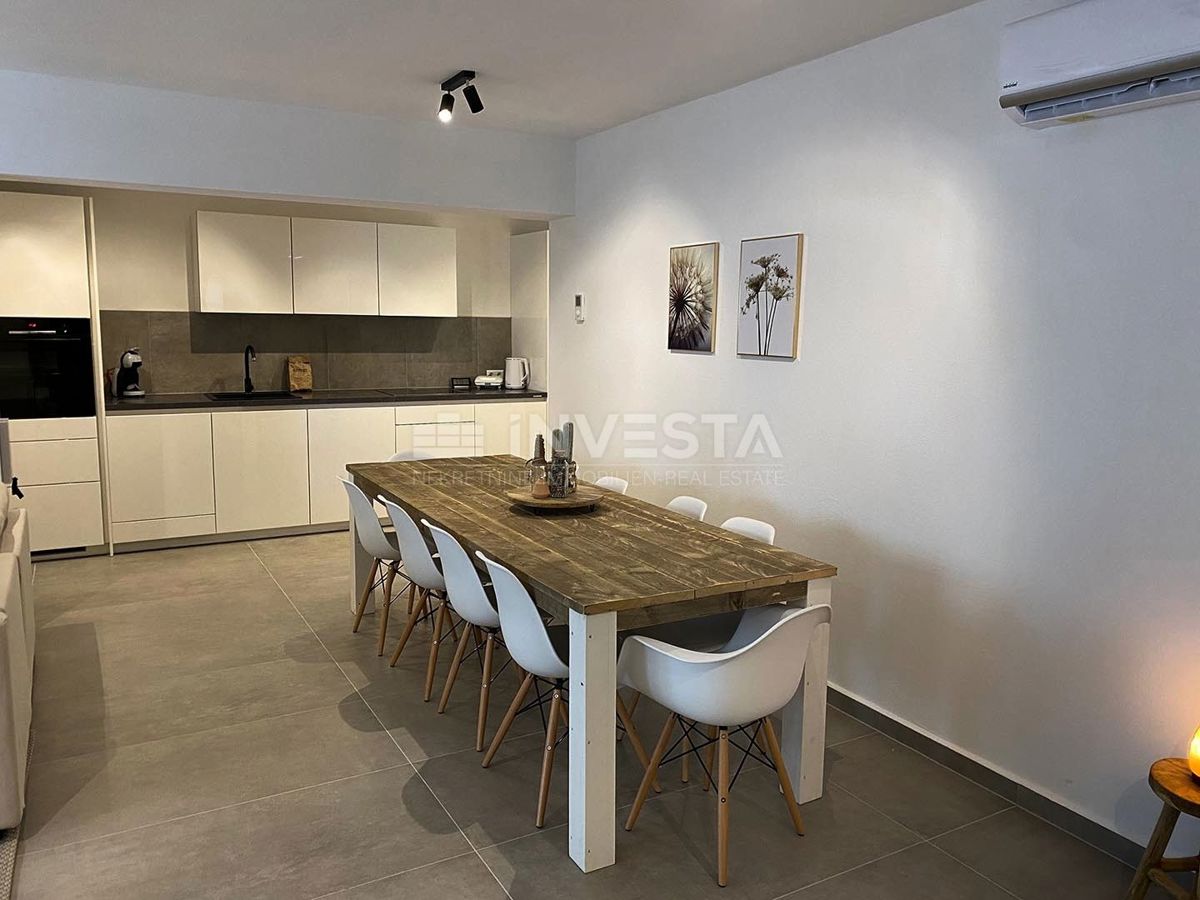Premantura, luksuzno prostorno stanovanje 123m2 z vrtom in jacuzzijem