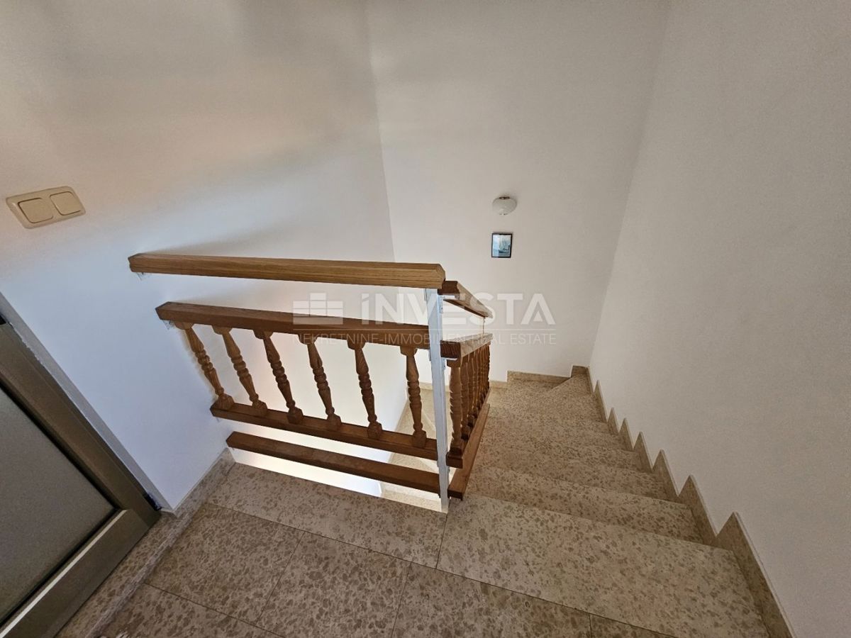 Hrvaška, Istra, Medulin center, kakovostna apartmajska hiša 510 m², blizu morja