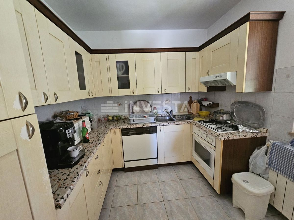 Hrvaška, Istra, Medulin center, kakovostna apartmajska hiša 510 m², blizu morja