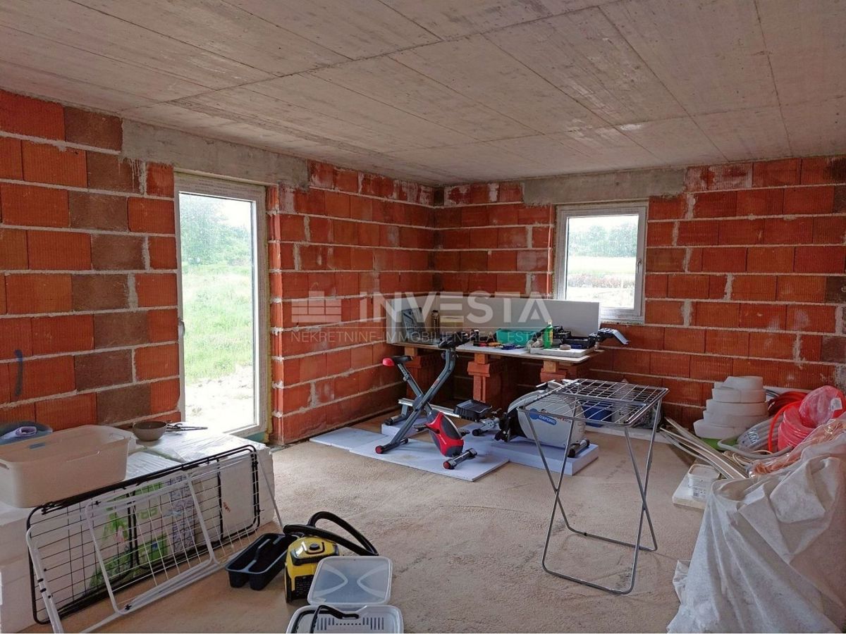 Okolica Tinjana, novogradnja z 2 stanovanjskima enotama, mirna lokacija