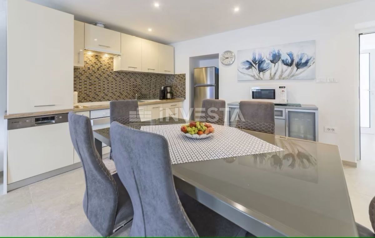 Hrvaška, Istra, Pulj, Čudovito Opremljeno Stanovanje 88 m² z Veliko Teraso Blizu Rimskega Amfiteatra in Morja