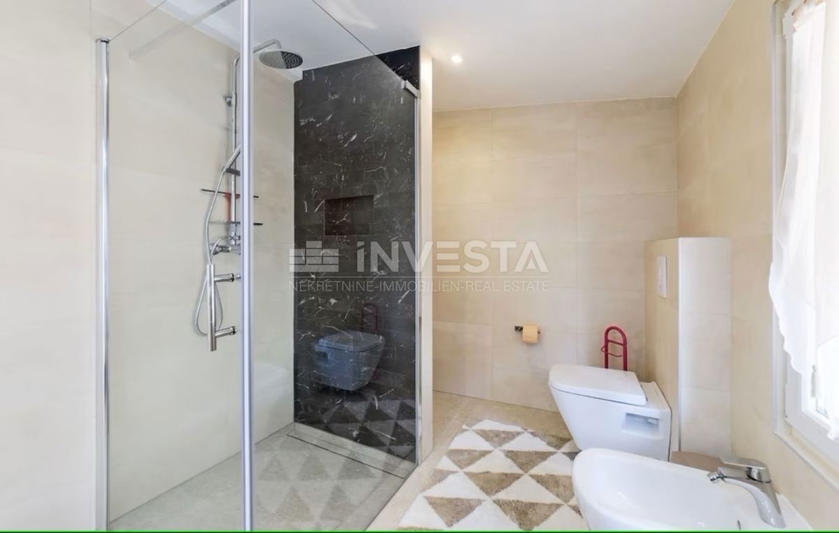 Hrvaška, Istra, Pulj, Čudovito Opremljeno Stanovanje 88 m² z Veliko Teraso Blizu Rimskega Amfiteatra in Morja