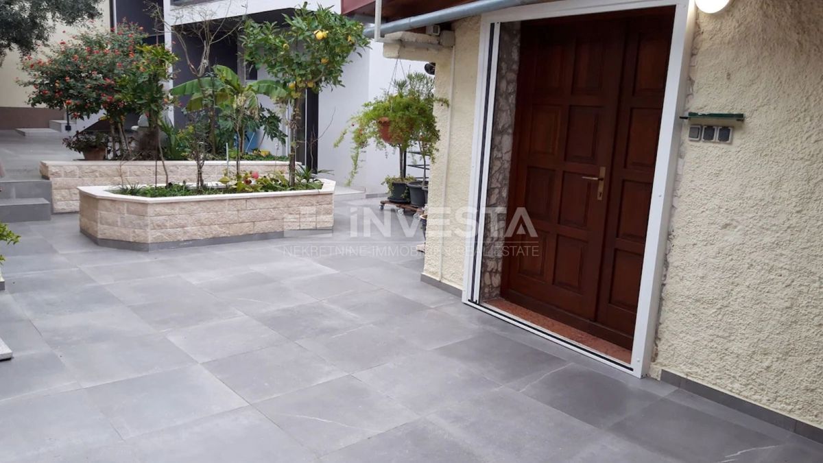 Hrvaška, Istra, Pulj, Čudovito Opremljeno Stanovanje 88 m² z Veliko Teraso Blizu Rimskega Amfiteatra in Morja