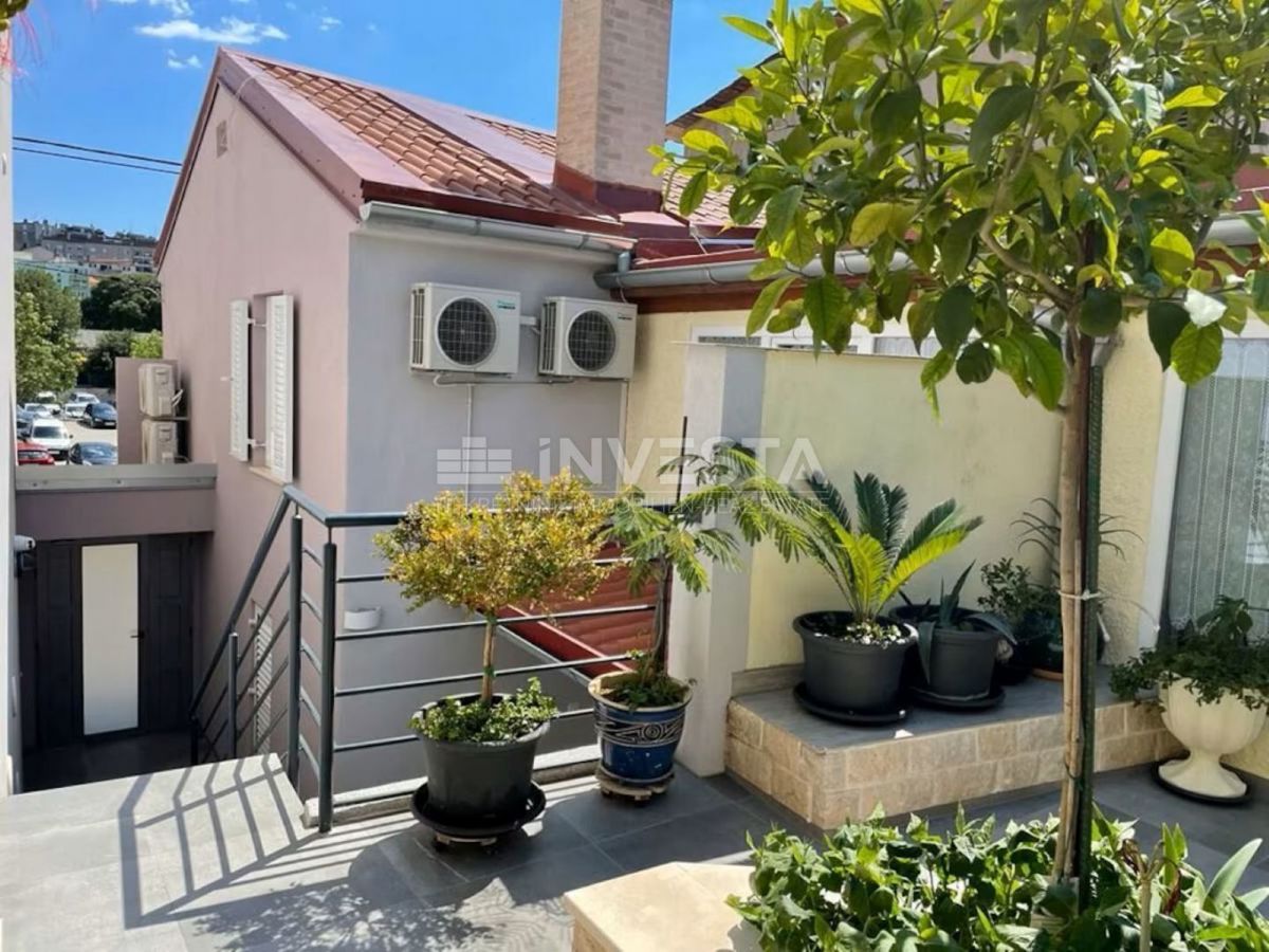 Hrvaška, Istra, Pulj, Čudovito Opremljeno Stanovanje 88 m² z Veliko Teraso Blizu Rimskega Amfiteatra in Morja