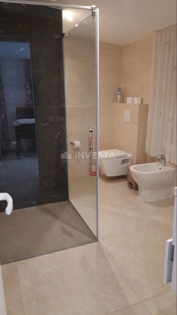 Hrvaška, Istra, Pulj, Čudovito Opremljeno Stanovanje 88 m² z Veliko Teraso Blizu Rimskega Amfiteatra in Morja