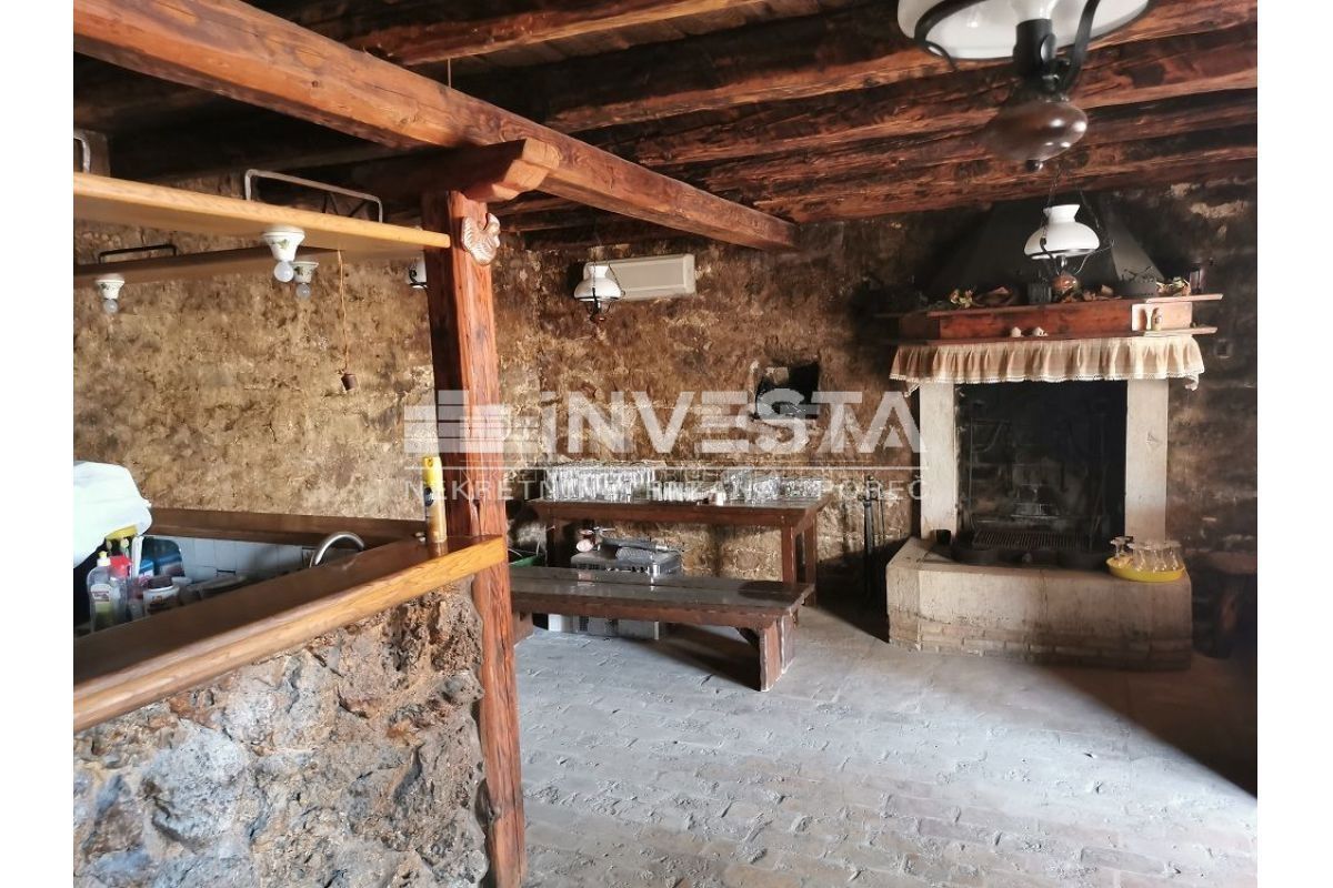 Okolica Vrsarja, lepa kamnita hiša s prostorno teraso, 130 m2