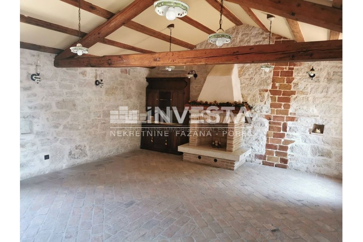 Okolica Vrsarja, lepa kamnita hiša s prostorno teraso, 130 m2