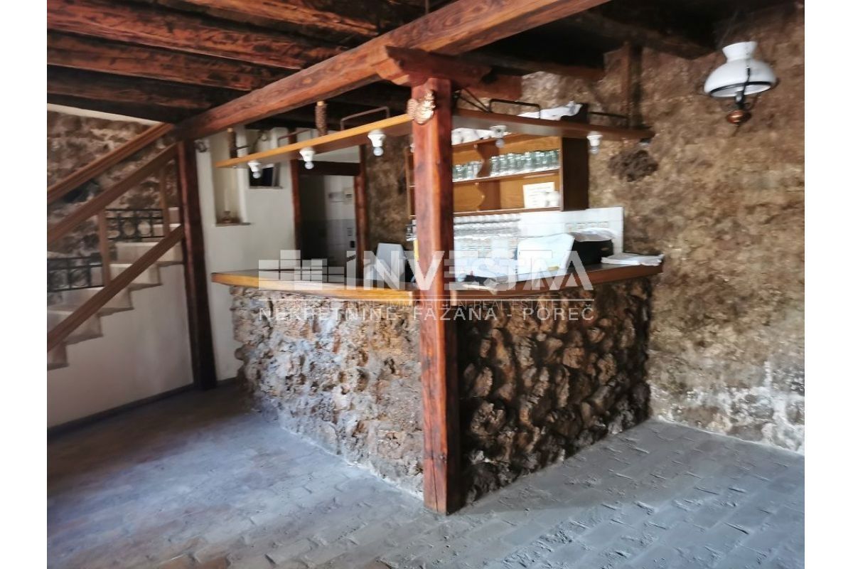 Okolica Vrsarja, lepa kamnita hiša s prostorno teraso, 130 m2
