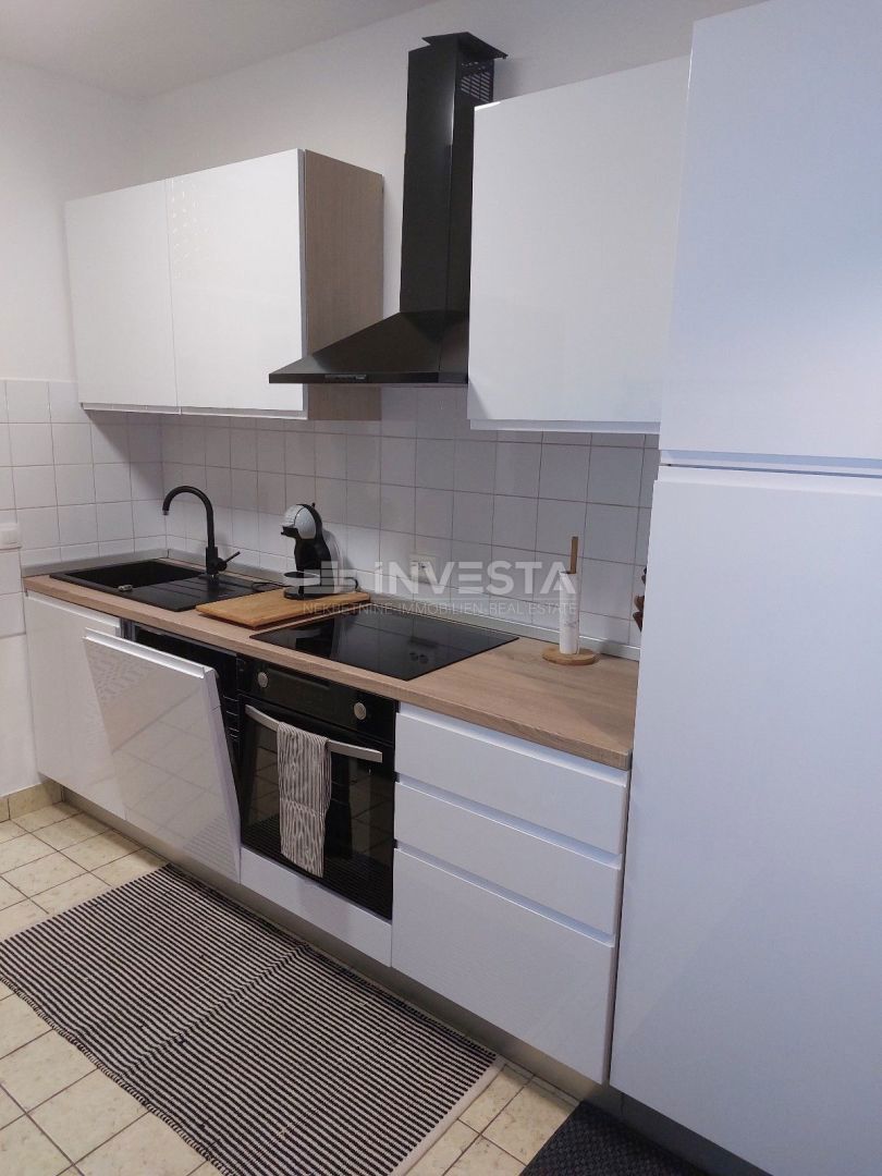 Umag, prostorno dvosobno stanovanje z 2 terasama blizu morja, 80 m2