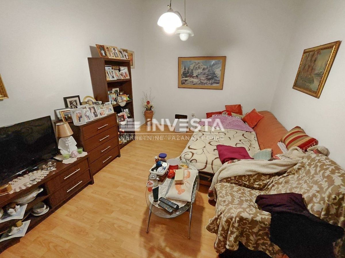 Pula center, dvosobno stanovanje v 1. nadstropju, 68 m2, garaža