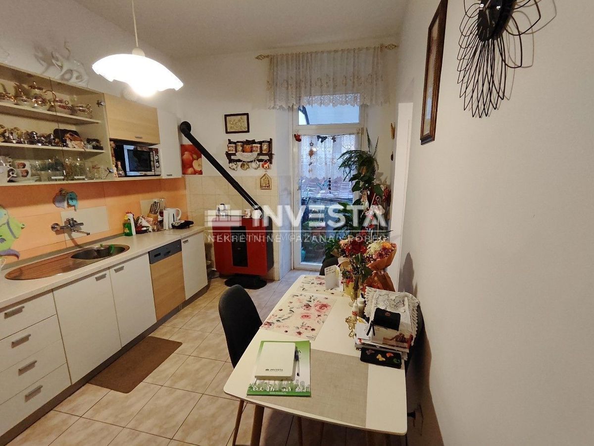 Pula center, dvosobno stanovanje v 1. nadstropju, 68 m2, garaža