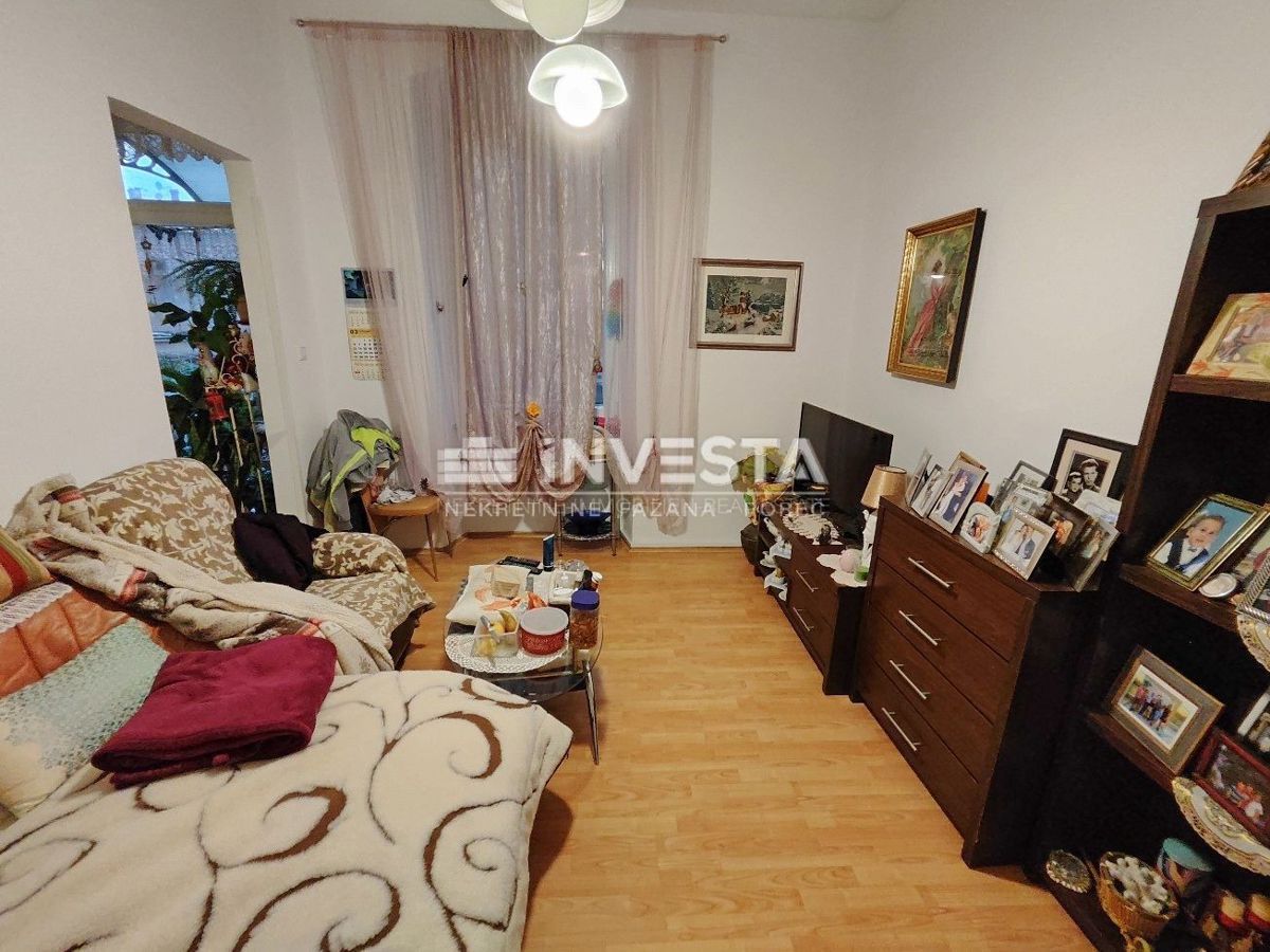 Pula center, dvosobno stanovanje v 1. nadstropju, 68 m2, garaža