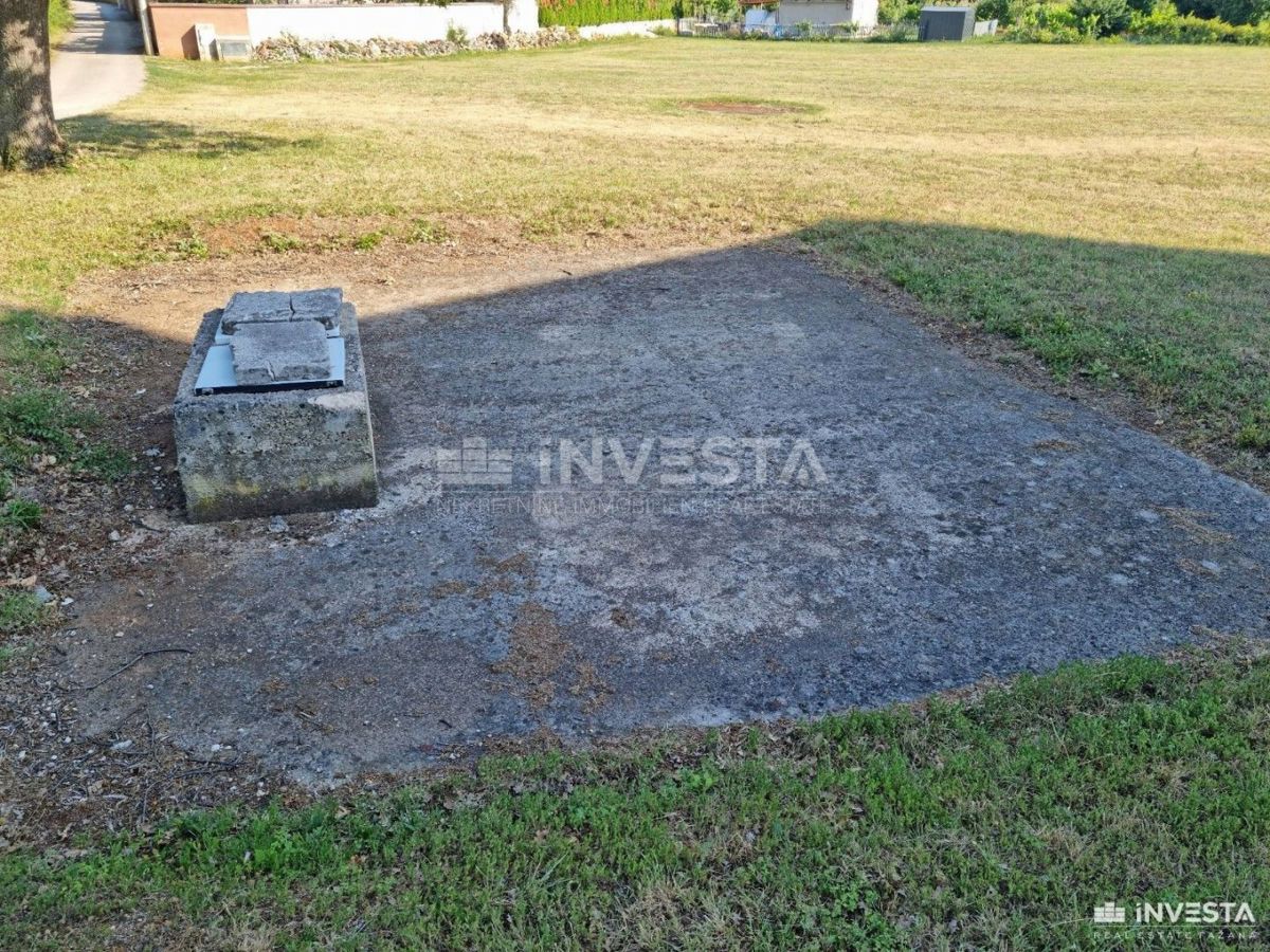 Šišan, hiša v gradnji z vrtom