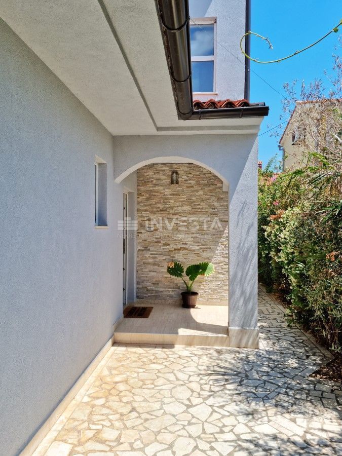 Fažana, Valbandon, apartmajska hiša s 6 apartmaji, 600 m od morja