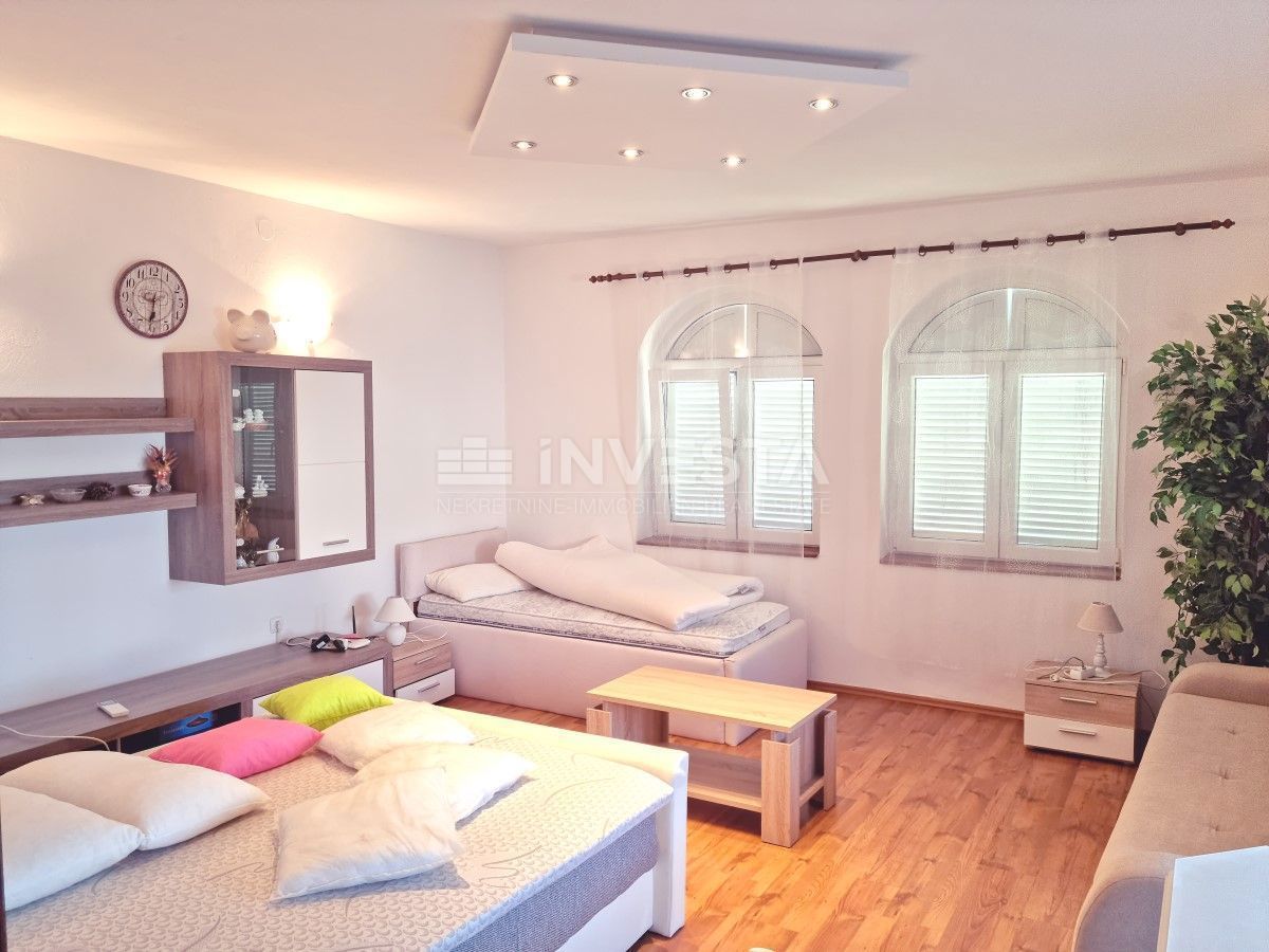 Fažana, Valbandon, apartmajska hiša s 6 apartmaji, 600 m od morja