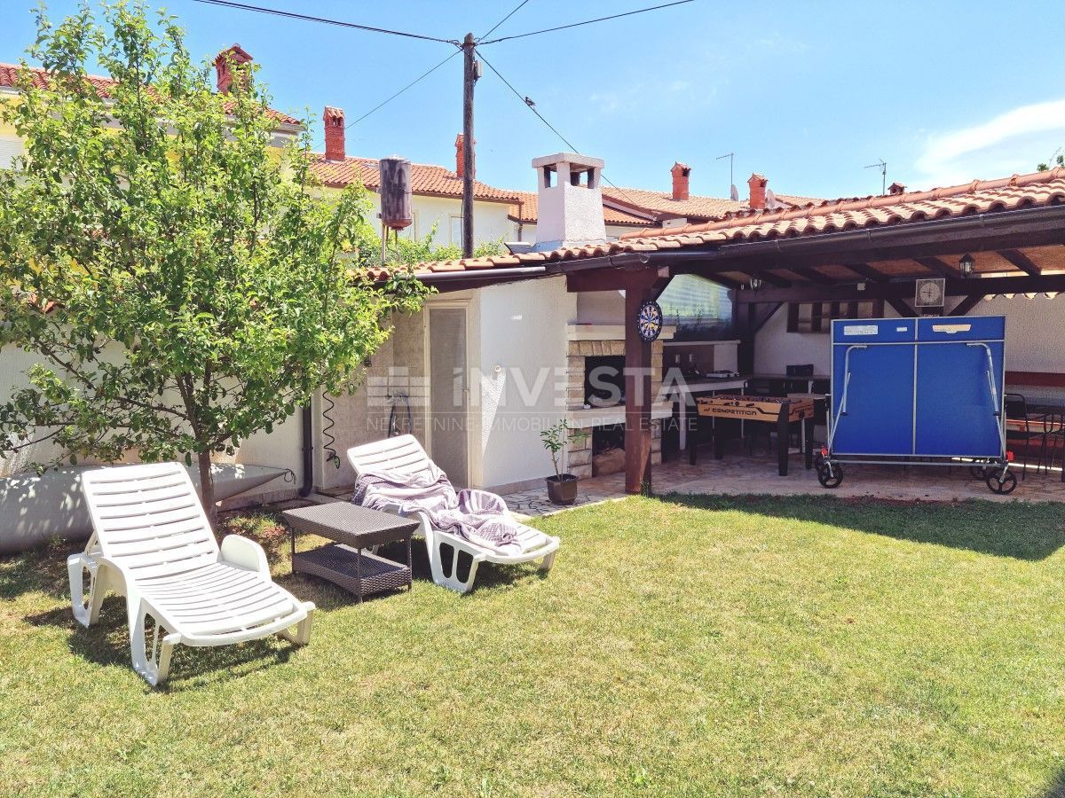 Fažana, Valbandon, apartmajska hiša s 6 apartmaji, 600 m od morja