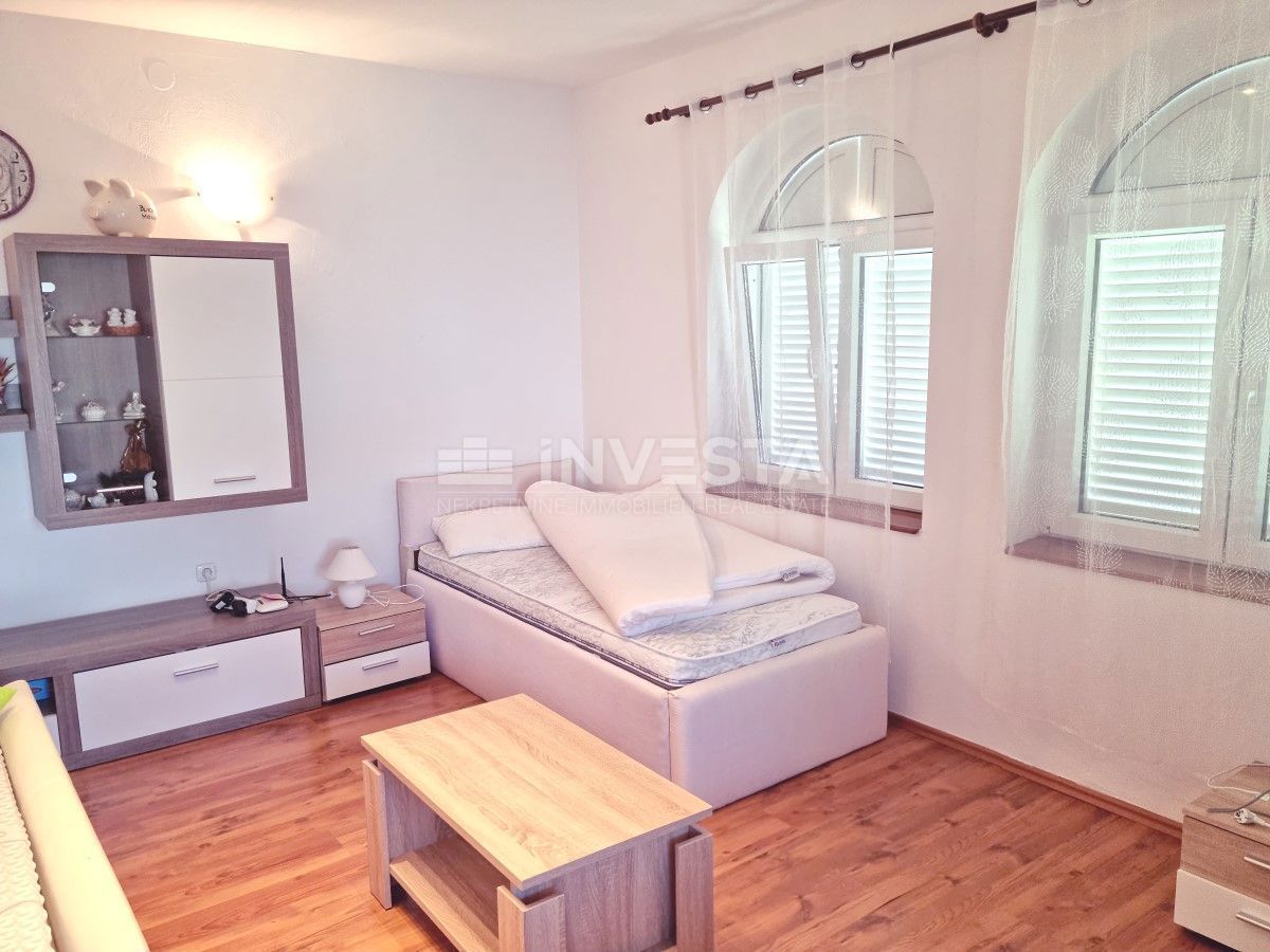 Fažana, Valbandon, apartmajska hiša s 6 apartmaji, 600 m od morja