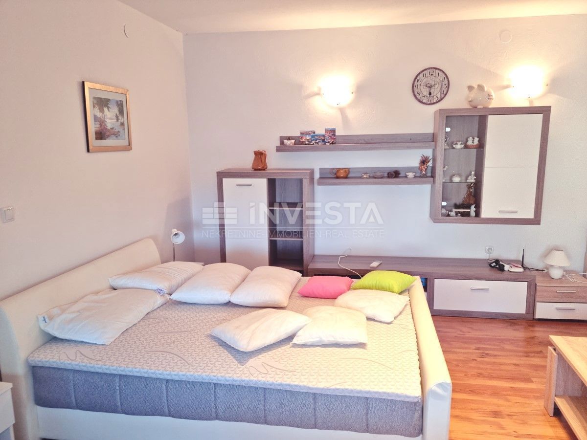Fažana, Valbandon, apartmajska hiša s 6 apartmaji, 600 m od morja