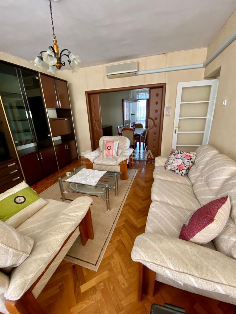 Center Pule, nadstropje hiše z vrtom in garažo