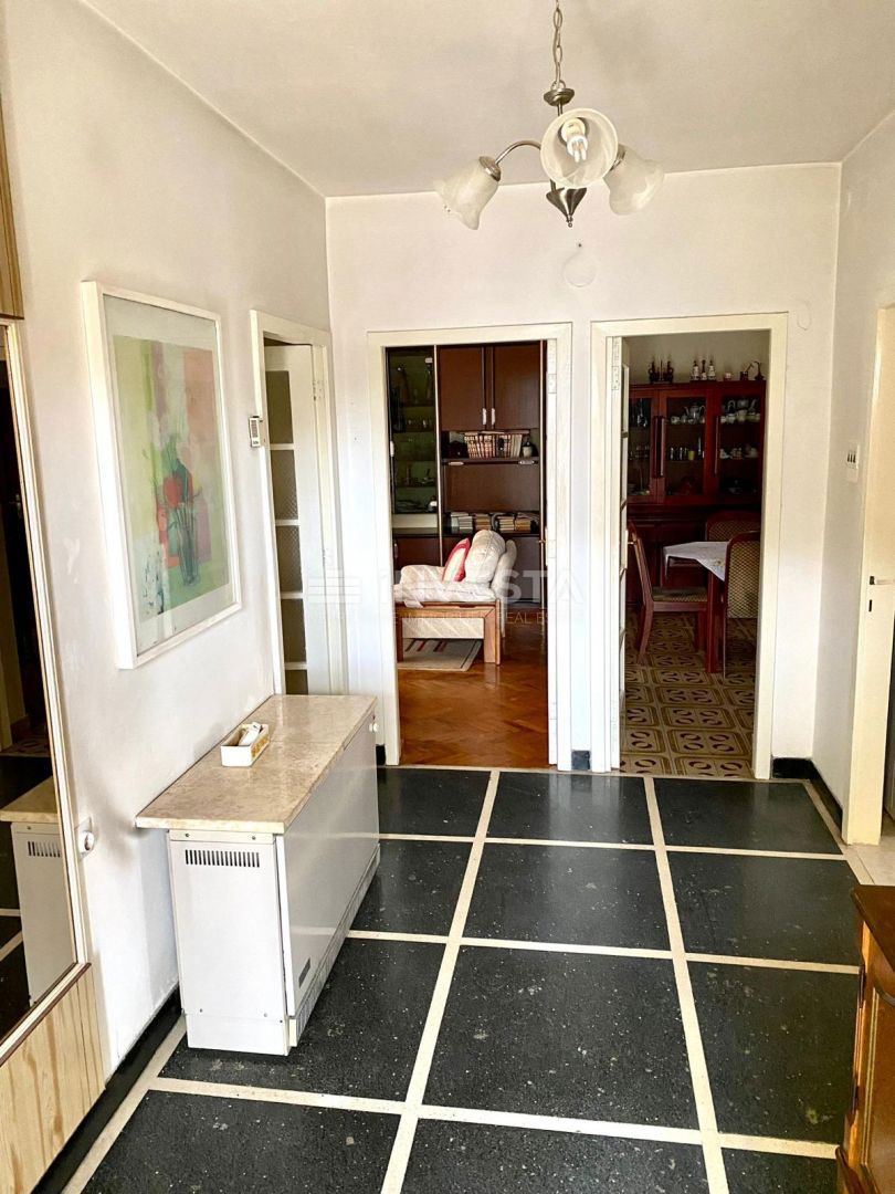 Center Pule, nadstropje hiše z vrtom in garažo