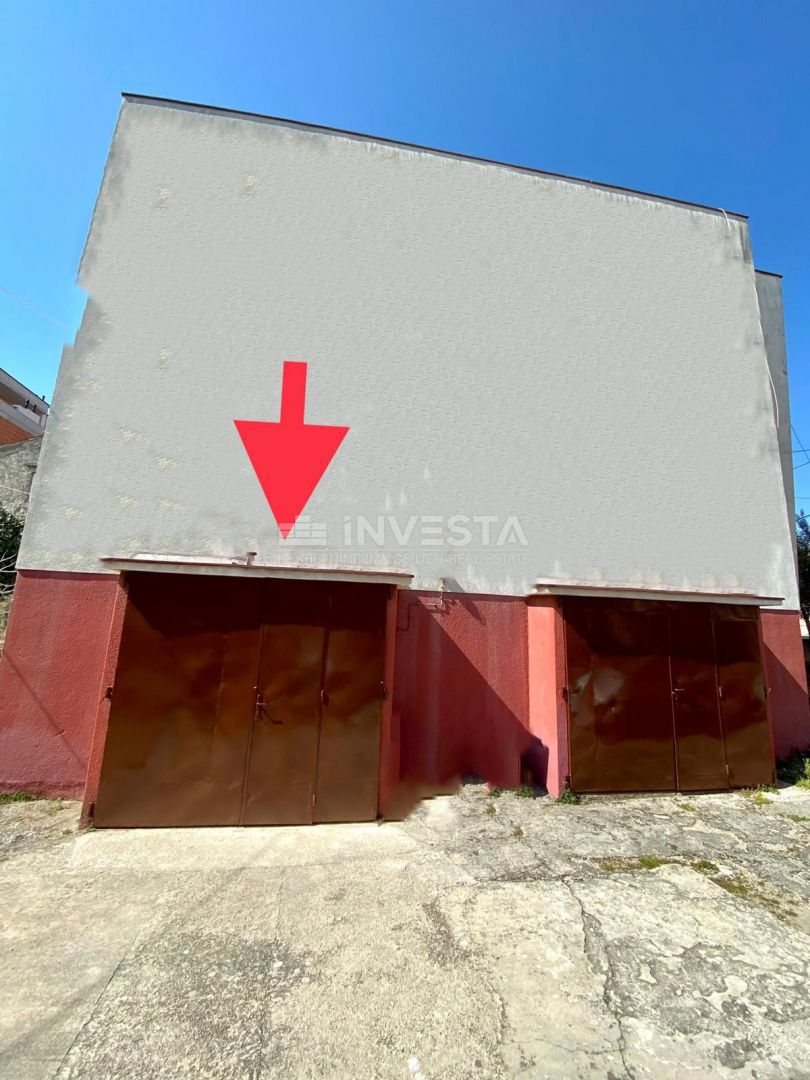 Center Pule, nadstropje hiše z vrtom in garažo
