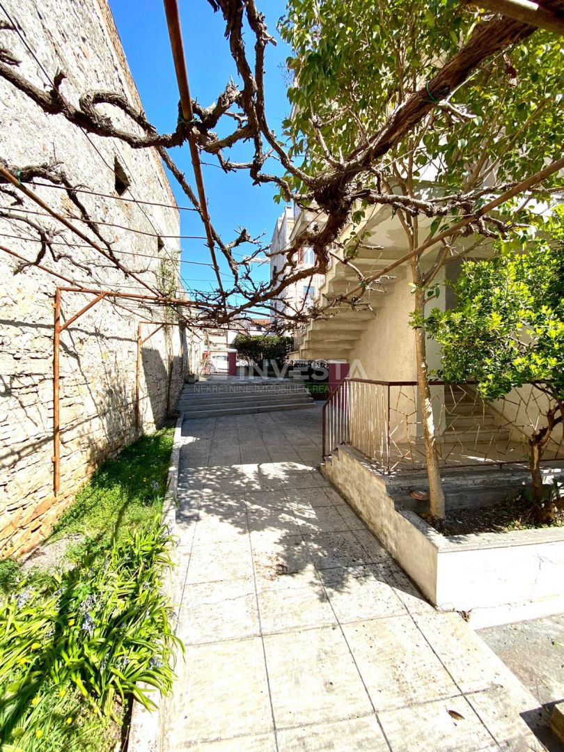 Center Pule, nadstropje hiše z vrtom in garažo