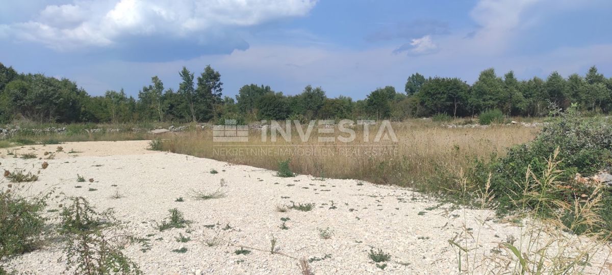 Okolica Poreča - gradbena zemljišča 1050 m² + kmetijska zemljišča 2201 m²